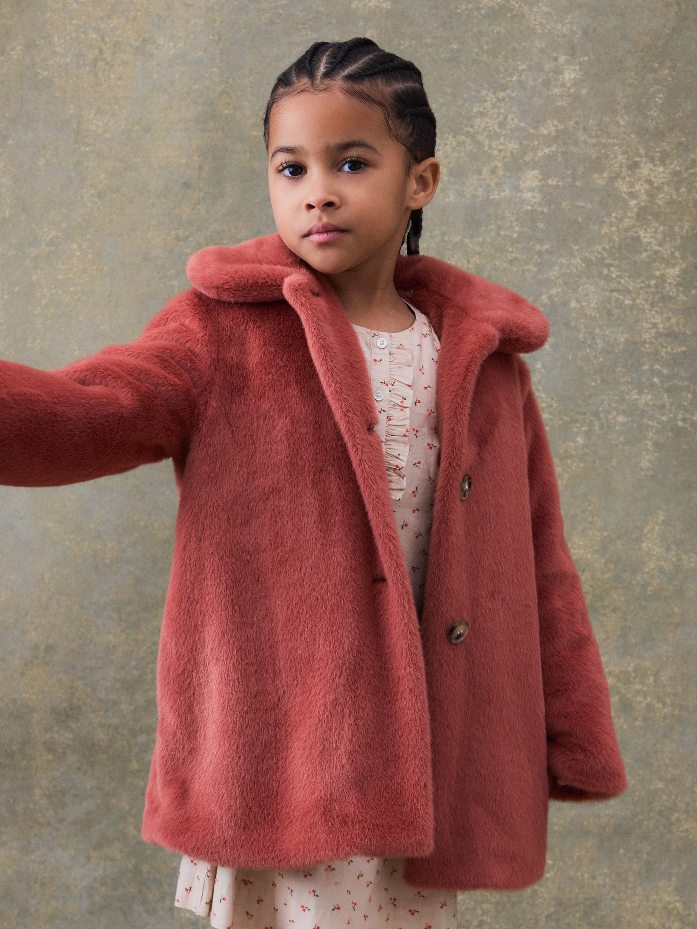 Cappotto in pelliccia sintetica look da bambina inverno 2024