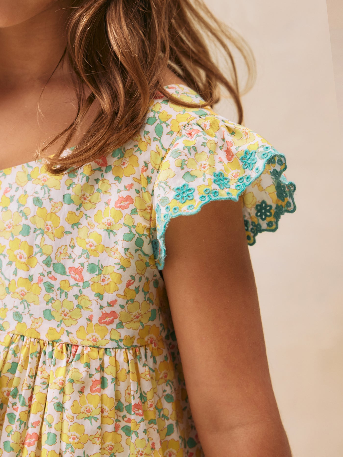 Abito ricamato Emina realizzato con tessuti Liberty