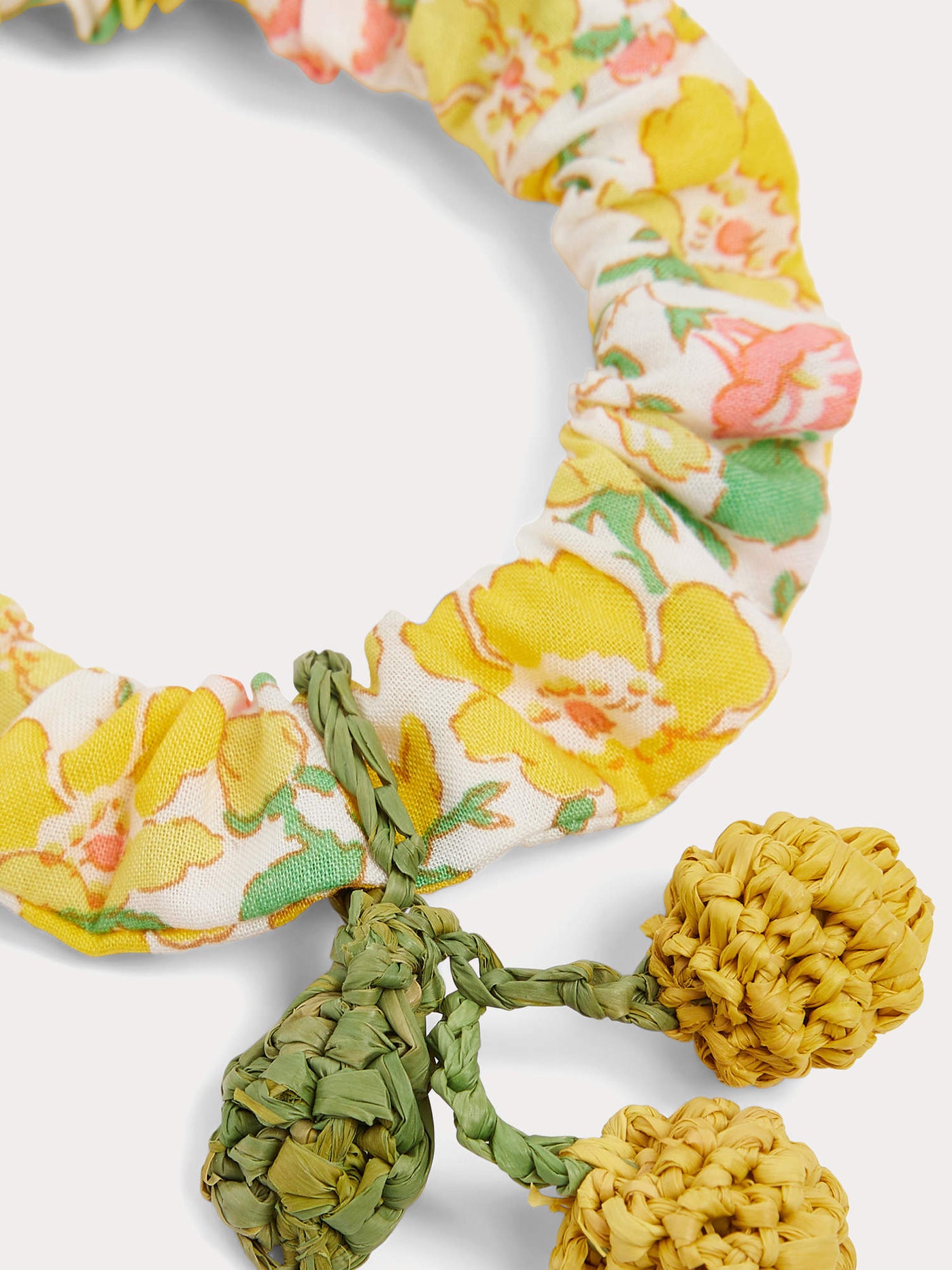 Elory scrunchie realizzato con tessuti Liberty con dettaglio di ciliegia